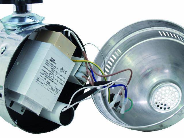 Lampe métallique ouverte montrant le câblage interne et les composants électroniques, adaptée pour la maintenance technique ou la réparation.