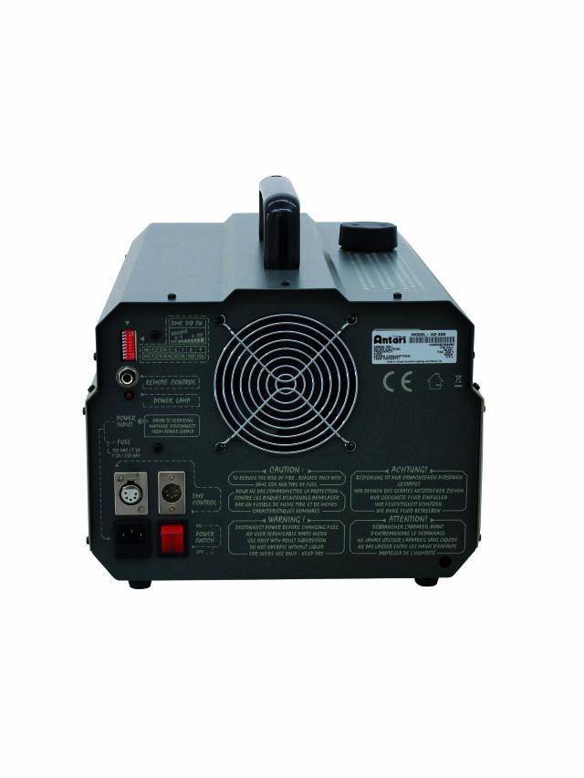 Vue arrière d'un appareil électronique avec ventilateur, connexions d'alimentation et avertissements. Comprend le marquage CE et des détails techniques.