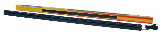 Deux objets allongés : une poutre jaune avec une bande noire et une fine tige noire avec un câble.