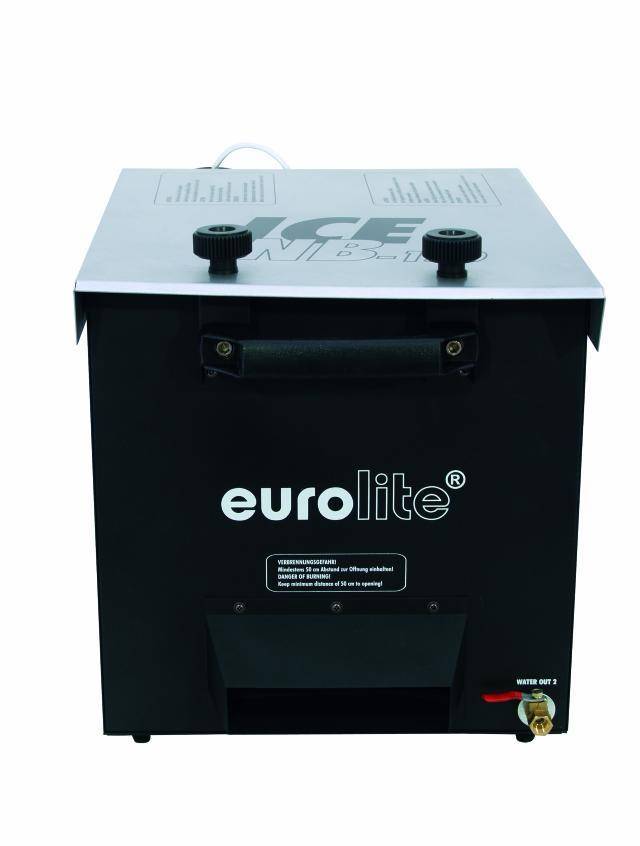 Un réservoir rectangulaire noir de machine à brouillard avec 'eurolite' inscrit dessus. Une plaque métallique avec deux connexions est visible en haut.