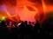 Foule lors d'un concert avec des lumières colorées et une grande décoration en forme d'étoile en arrière-plan.