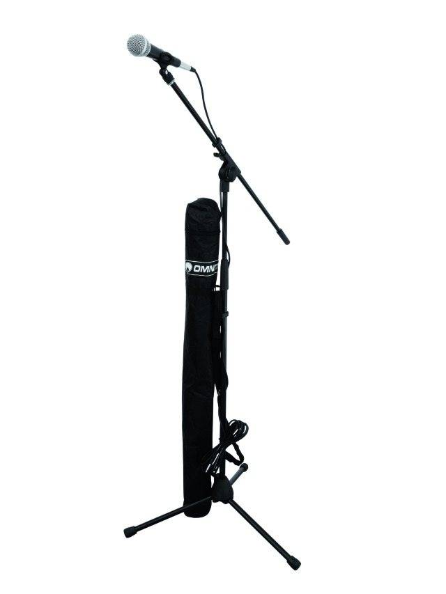 'Microphone sur un support réglable avec câble et sacoche de transport. Adapté aux performances musicales ou vocales.'