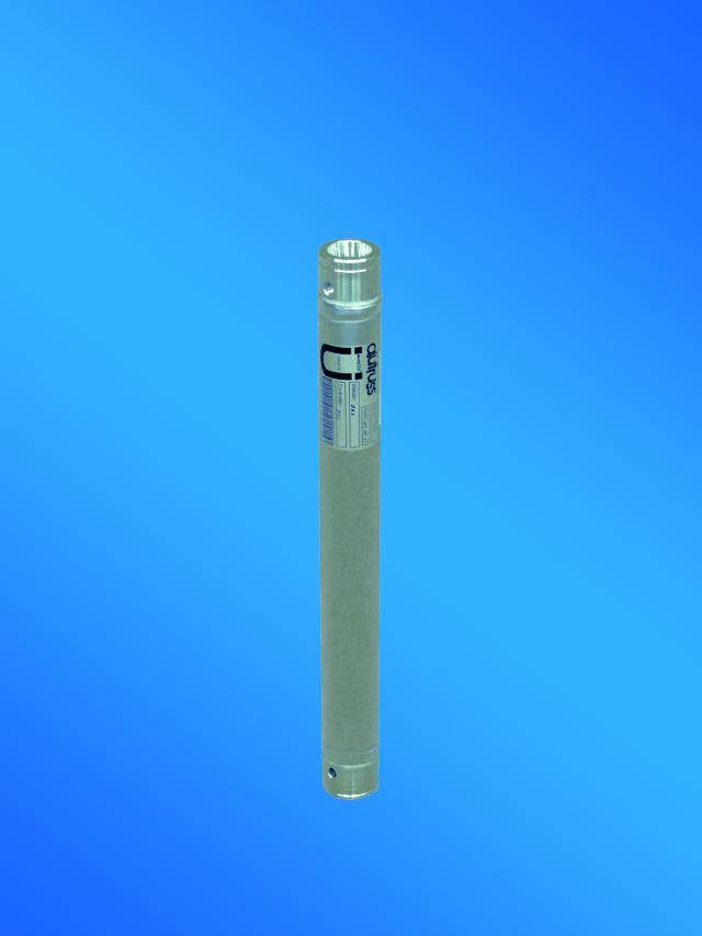 Un objet métallique cylindrique argenté sur un fond bleu, probablement un pointeur laser.