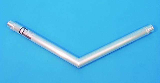 Un tube argenté en forme de L avec des raccords aux deux extrémités sur un fond bleu.