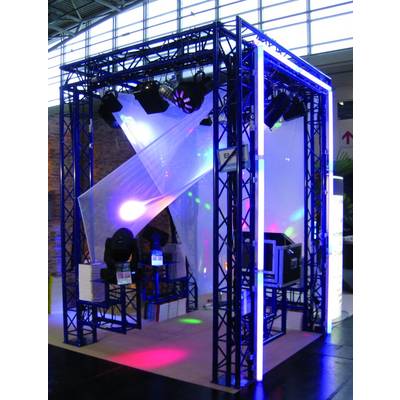 Une installation d'exposition avec un cadre métallique bleu, des effets d'éclairage et une technologie audiovisuelle dans un environnement de salon professionnel.