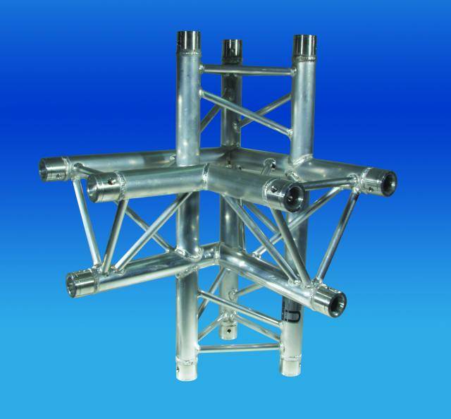 Un échafaudage métallique argenté, tridimensionnel, composé de plusieurs tubes et entretoises, sur un fond bleu.