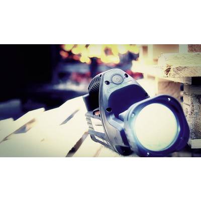 Lampe de poche portable émettant une lumière vive, entourée d'un arrière-plan flou.