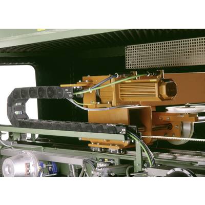 Machine industrielle avec des composants orange et des câbles utilisés pour l'automatisation d'un processus de production.