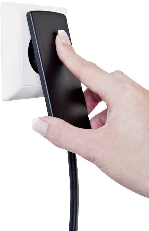 Une main insère une fiche noire dans une prise électrique blanche.