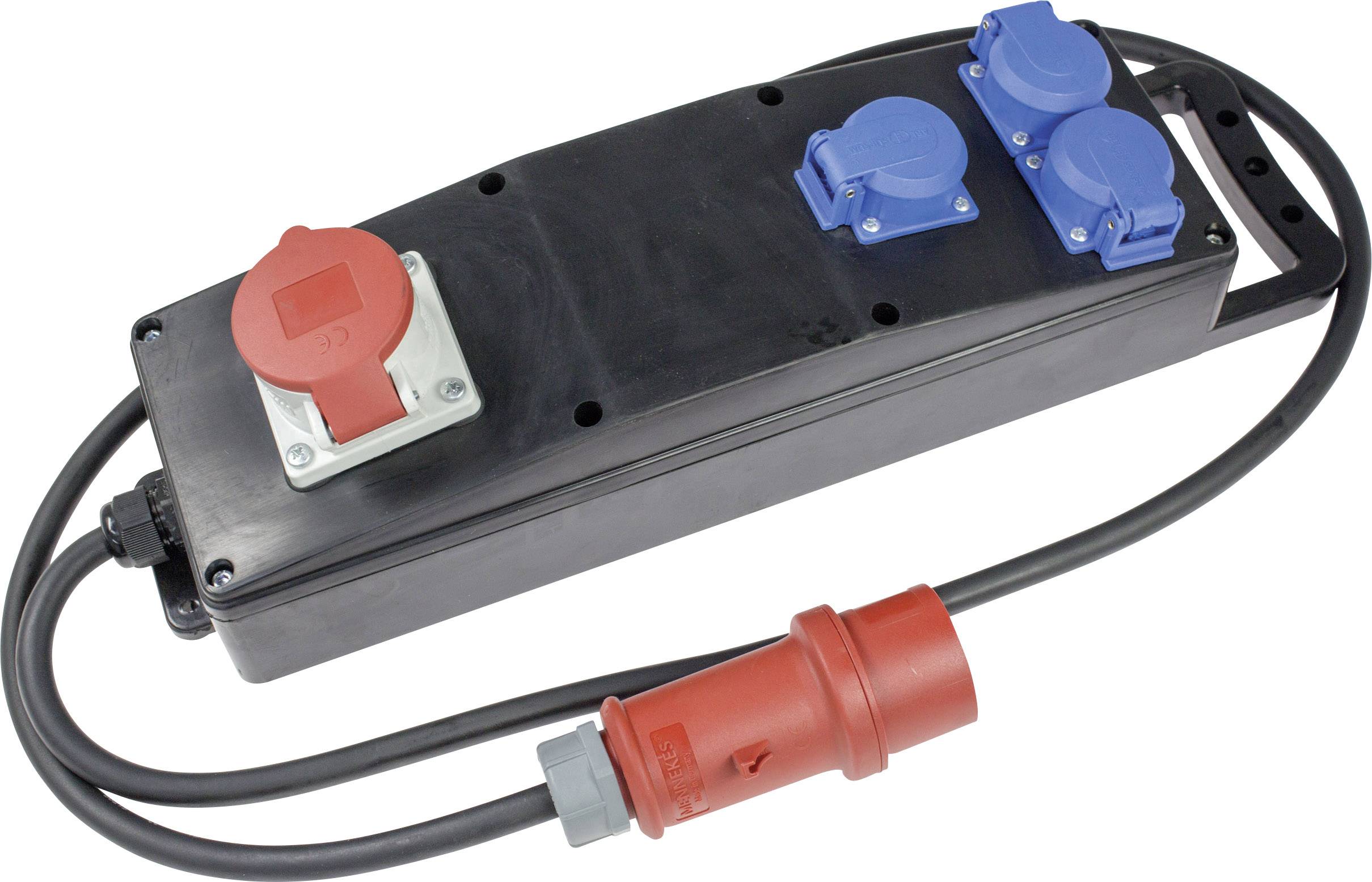 'Boîte de distribution électrique avec une prise rouge et trois prises bleues, câble avec fiche rouge. Utilisé dans des applications industrielles.'
