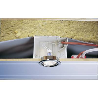 Un luminaire encastré au plafond avec un boîtier isolé et un câblage. En haut, on voit du matériau isolant.