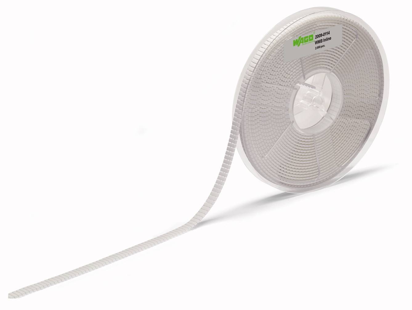 Bobine de ruban blanc strié, grande et déroulée à moitié.