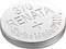 Pile bouton argentée avec l'inscription '370 RENATA Swiss Made' et un signe plus, utilisée pour les montres ou les petits appareils électroniques.