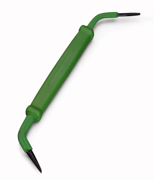 Un arrachoir de jardin vert avec deux extrémités noires est posé en diagonale sur un fond blanc. Idéal pour éliminer les mauvaises herbes.