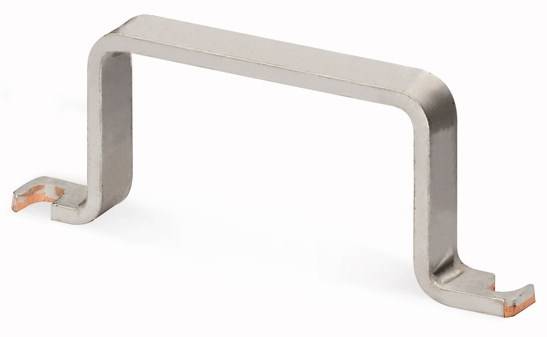 Agrafe métallique en forme de U rectangulaire avec des extrémités plates, sur fond blanc.
