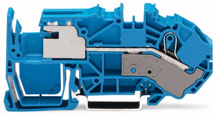 Connecteur électrique bleu ouvert, avec des éléments métalliques, montrant l'intérieur et la structure de la technologie de connexion.