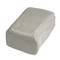 Un bloc gris de pâte d'argile sur un fond blanc, prêt pour la sculpture ou la poterie.