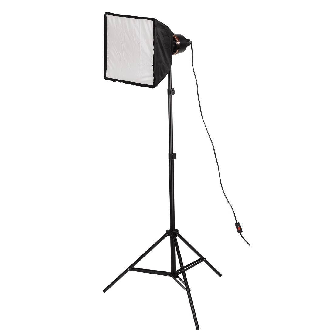 Un éclairage de studio monté sur trépied avec un diffuseur softbox rectangulaire et un câble d'alimentation, prêt pour l'exposition lors d'une prise de vue photo ou vidéo.