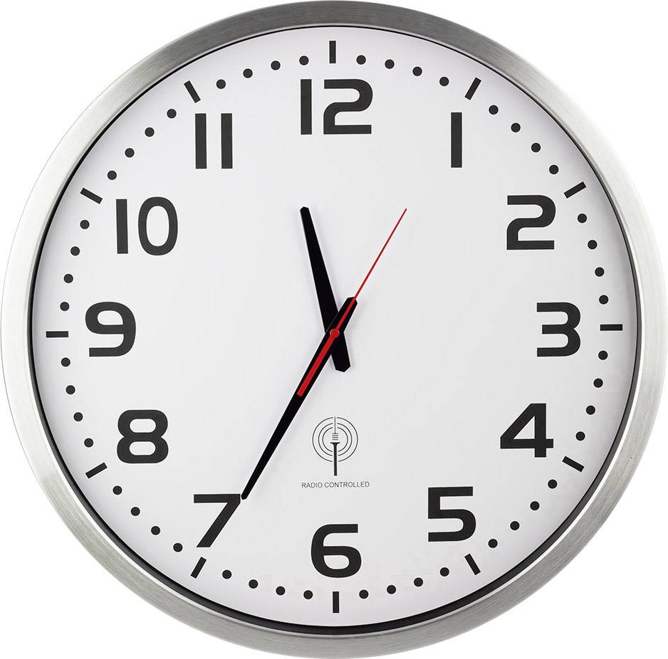 Horloge murale analogique avec un cadran noir et un encadrement argenté. Les aiguilles indiquent 10h10.