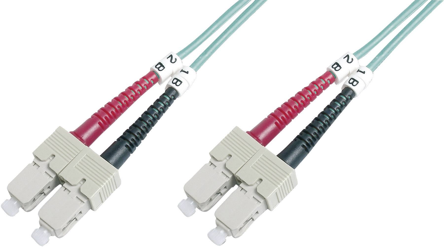 Deux connecteurs de fibre optique, l'un rouge et l'autre noir, pointent dans la même direction. Utilisés pour les connexions de données et de communication.