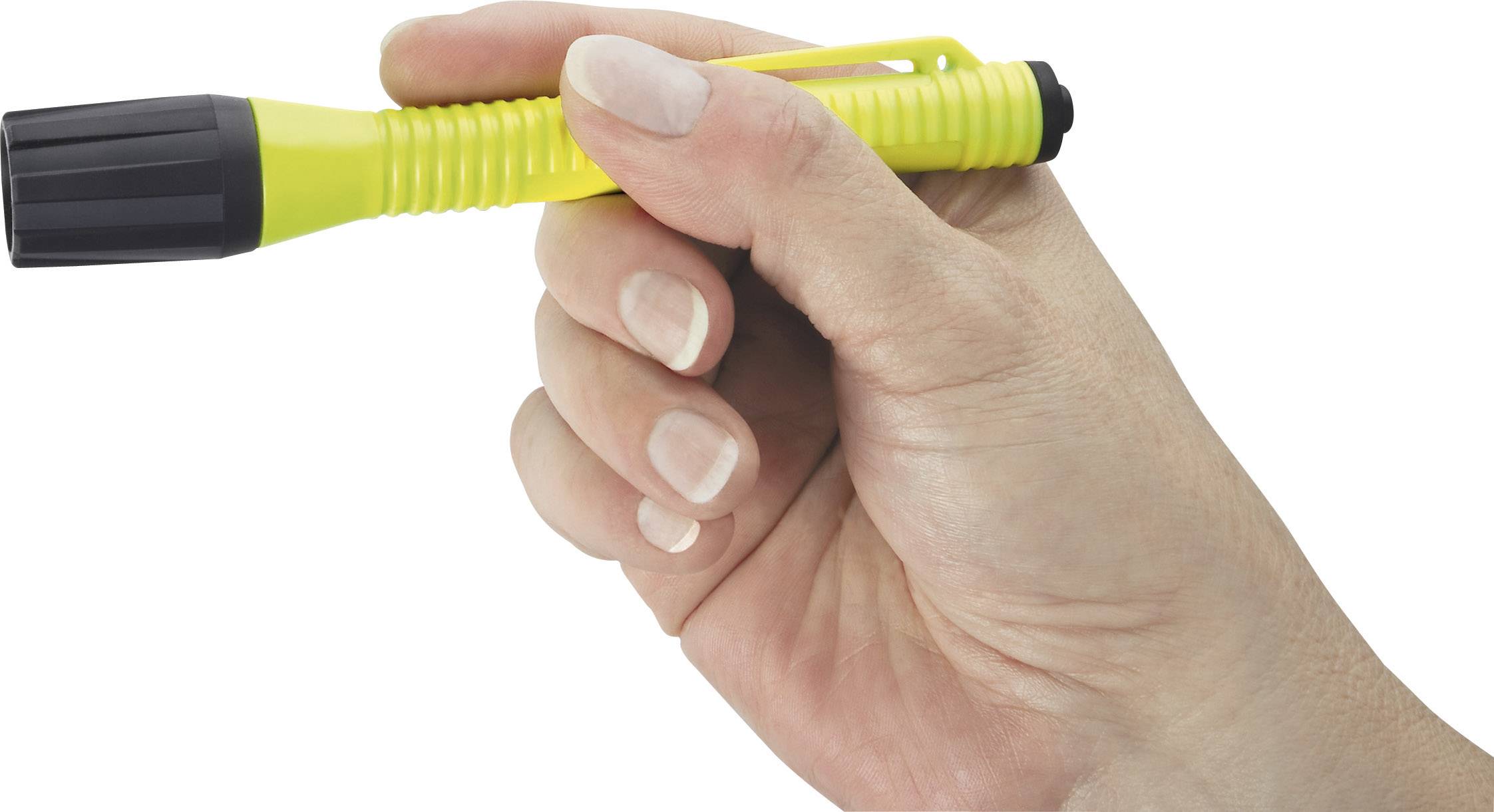 Une main tient un petit stylo jaune avec un capuchon noir, comme si elle était prête à écrire quelque chose.