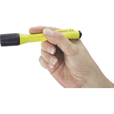 Une main tient un petit stylo jaune avec un capuchon noir, comme si elle était prête à écrire quelque chose.