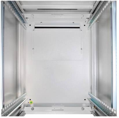 Armoire de serveur vide vue de l'intérieur, avec des rails de montage visibles à gauche et à droite.