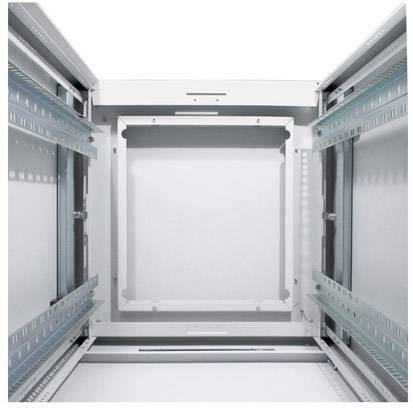 Un cadre de rack serveur vide en métal, dans une pièce lumineuse, montrant des rails et de l'espace pour l'installation de composants serveur.