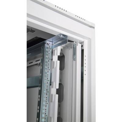 Armoire avec encadrement de porte ouvert montrant une charnière métallique et des supports à l'intérieur. Adapté au rangement d'appareils techniques.