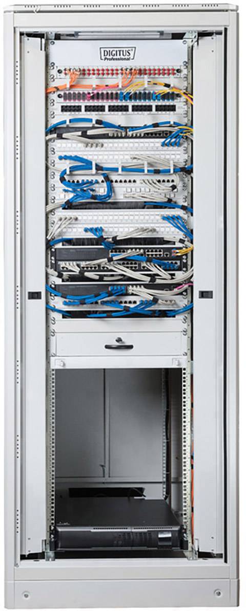 Un rack serveur avec plusieurs équipements réseau, une gestion des câbles et des connexions. Le logo "Digitus" est visible en haut.