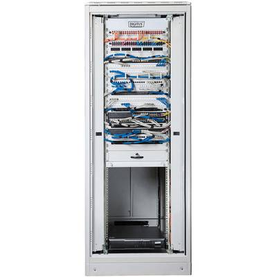 Un rack serveur avec plusieurs équipements réseau, une gestion des câbles et des connexions. Le logo "Digitus" est visible en haut.