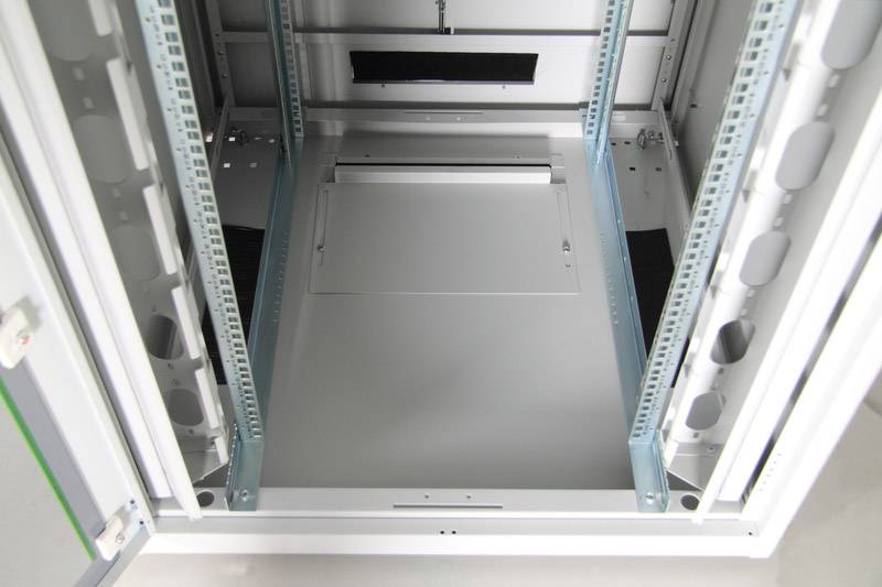 Un rack serveur vide avec des rails et des passages de câbles. Prêt pour l'installation d'équipements réseau dans un centre de données.