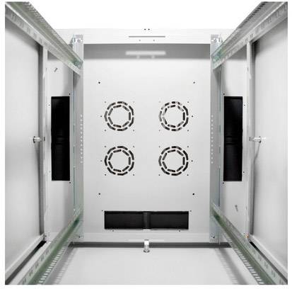 Vue intérieure d'un rack serveur vide, avec quatre ouvertures de ventilation à l'arrière et des rails sur les côtés pour la fixation des équipements.