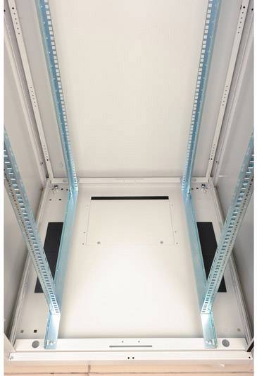 Une armoire électrique vide avec des rails métalliques bleus sur les côtés, prête à accueillir des composants électriques.