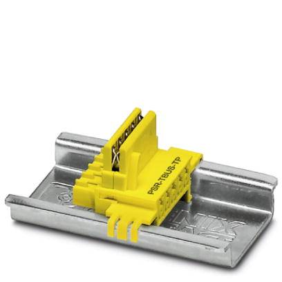 Une prise RJ45 jaune sur un support métallique argenté, probablement utilisée pour une installation réseau industrielle.