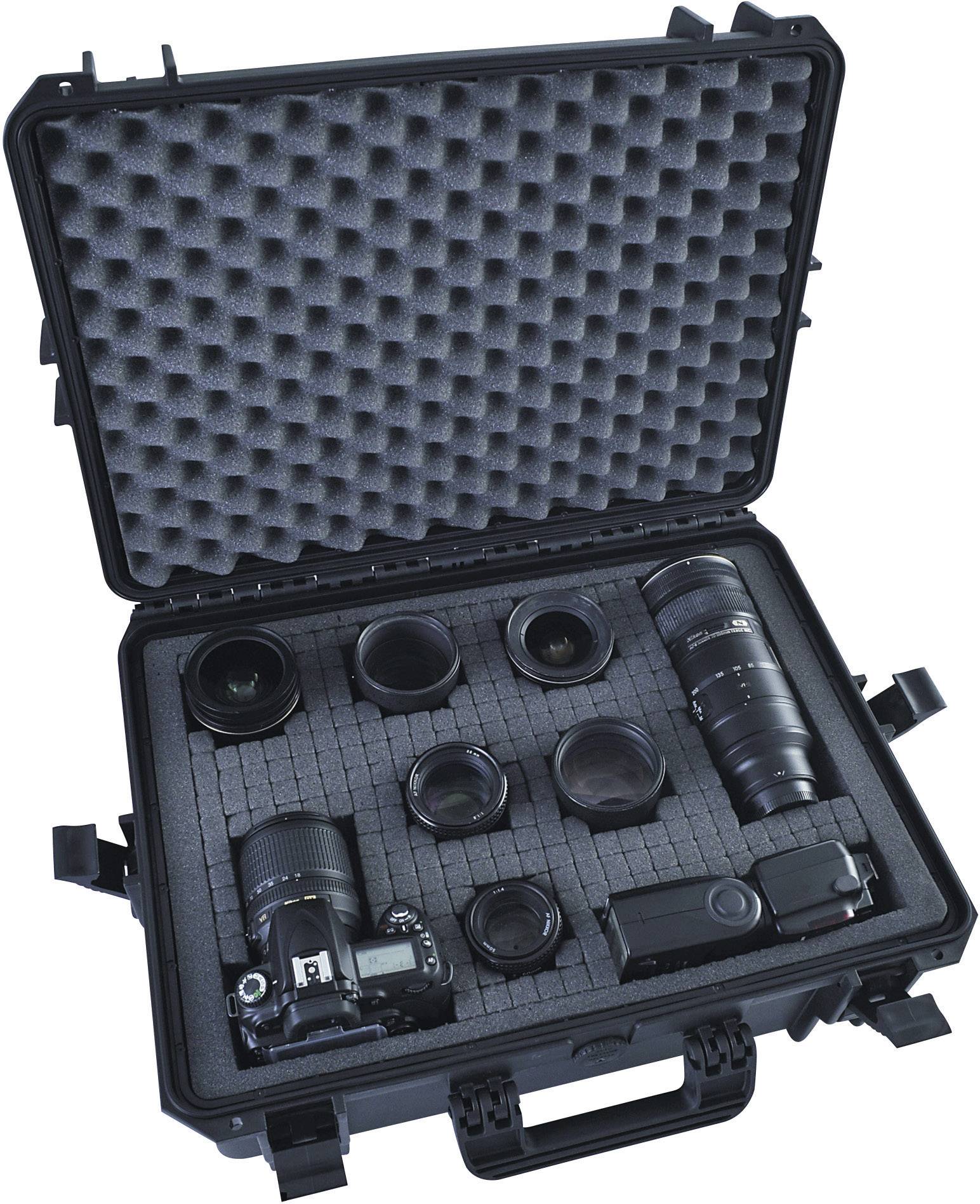 Valise rigide noire ouverte contenant un appareil photo, plusieurs objectifs et accessoires, soigneusement rangés dans un intérieur en mousse de protection.