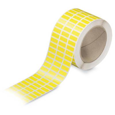 Rouleau avec de petites étiquettes rectangulaires jaunes apposées sur un film support blanc.
