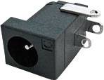 Un connecteur électrique rectangulaire avec des broches métalliques et une ouverture pour une fiche dans un boîtier noir.