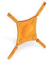 Une pièce en plastique orange, carrée, avec quatre pattes en saillie aux angles.
