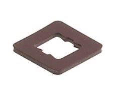 Une plaque métallique brune carrée avec un trou rectangulaire au centre, probablement une pièce de machine ou un couvercle.