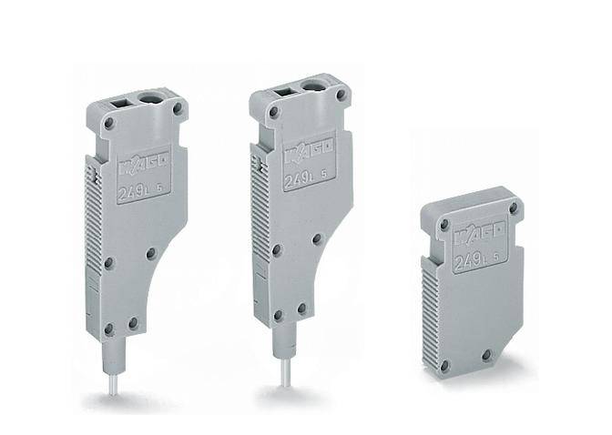 Trois boîtiers de capteurs gris de différentes tailles présentent une forme rectangulaire et plate, avec des connexions en haut et un étiquetage sur le côté.