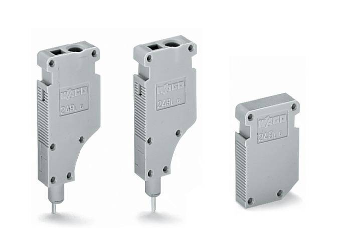 Trois interrupteurs électriques gris de tailles et de formes différentes, portant une marque de 24 volts, sur un fond neutre.