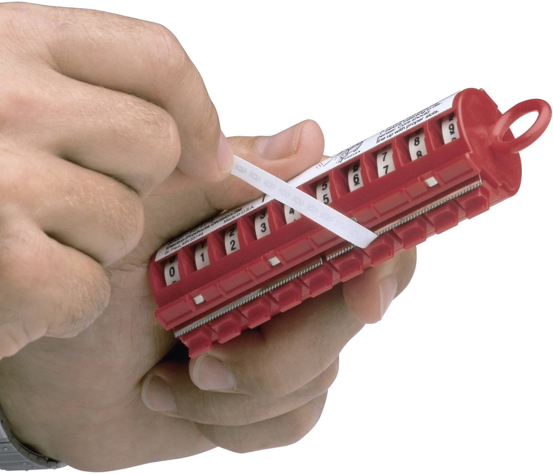 Une main tient un distributeur de tickets rouge et en retire un ruban de ticket blanc.