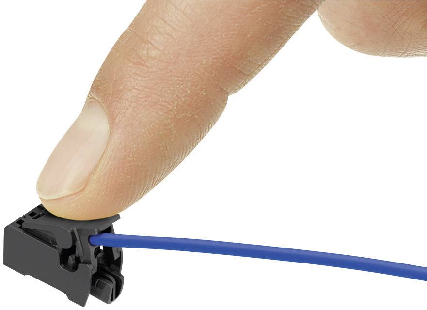 Un doigt appuie sur une pince noire qui maintient un câble bleu. La pince permet une connexion rapide et sans outil.