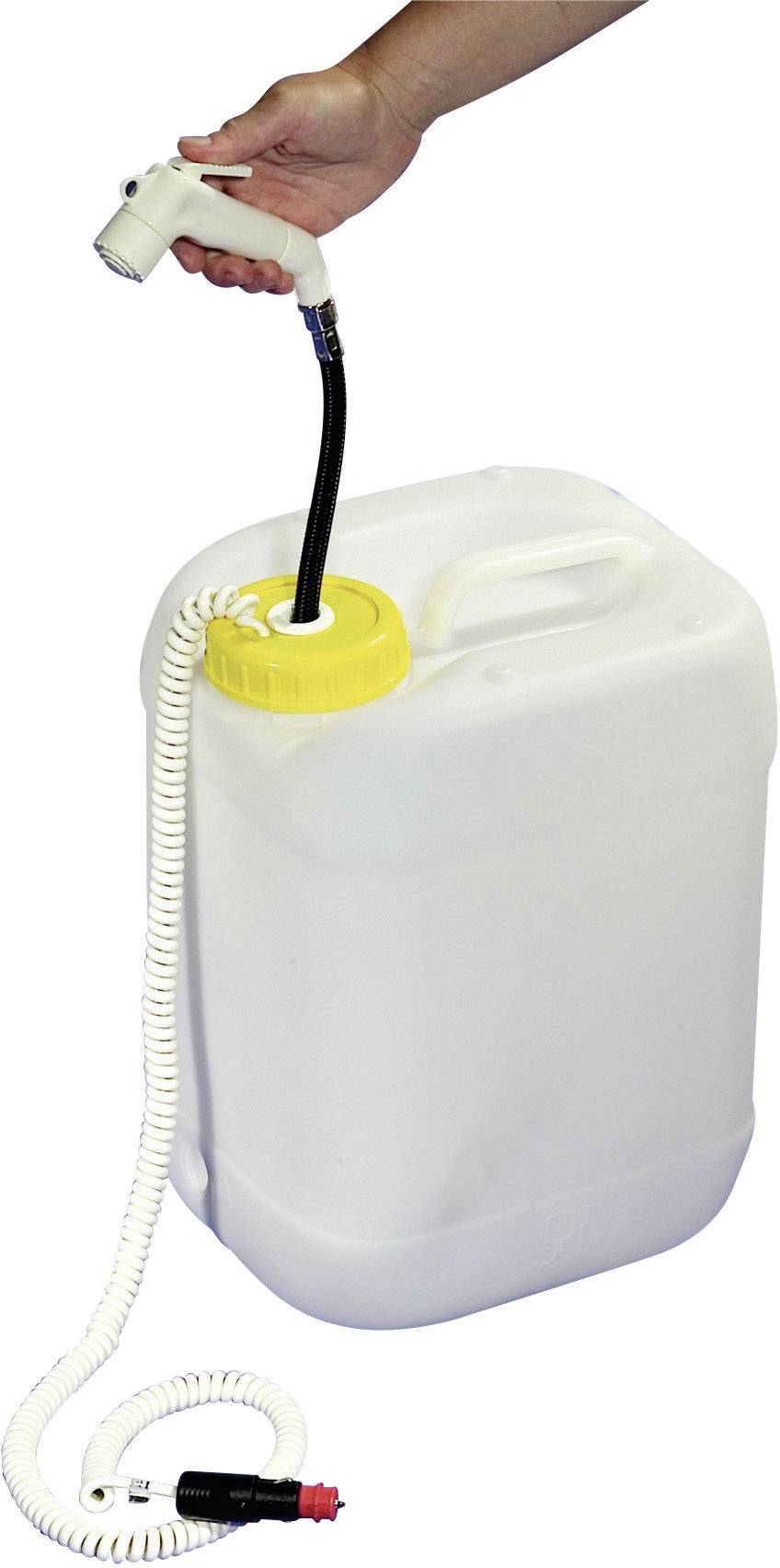 Un bidon blanc en plastique avec un bouchon jaune et un tuyau flexible tenu par une main.