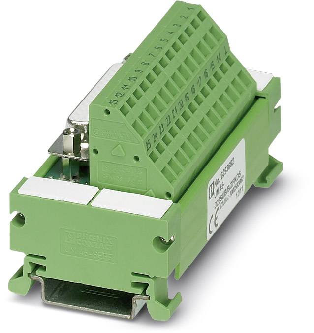 Un bornier vert avec des connexions à vis, des points de connexion numérotés et marquage CE pour les connexions électriques dans les armoires électriques.