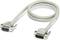 Un câble COM à COM gris à 9 broches avec deux connecteurs DB9, adapté aux connexions d'interfaces série dans les réseaux informatiques.