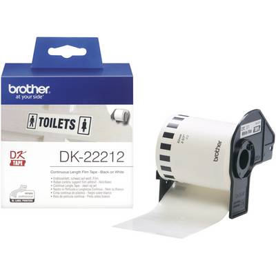 Un rouleau d'étiquettes Brother DK-22212 continu, noir sur blanc, à côté de son emballage, qui est promu pour les panneaux de toilettes.