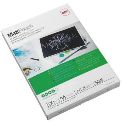 Un paquet de pochettes de plastification au format A4 de GBC, 100 pièces, surface mate, illustré avec des articles de bureau pour en montrer l'utilisation.