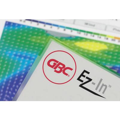 Un paquet de pochettes de laminage GBC EZ-In™ repose sur un fond flou coloré, probablement une carte thermique.